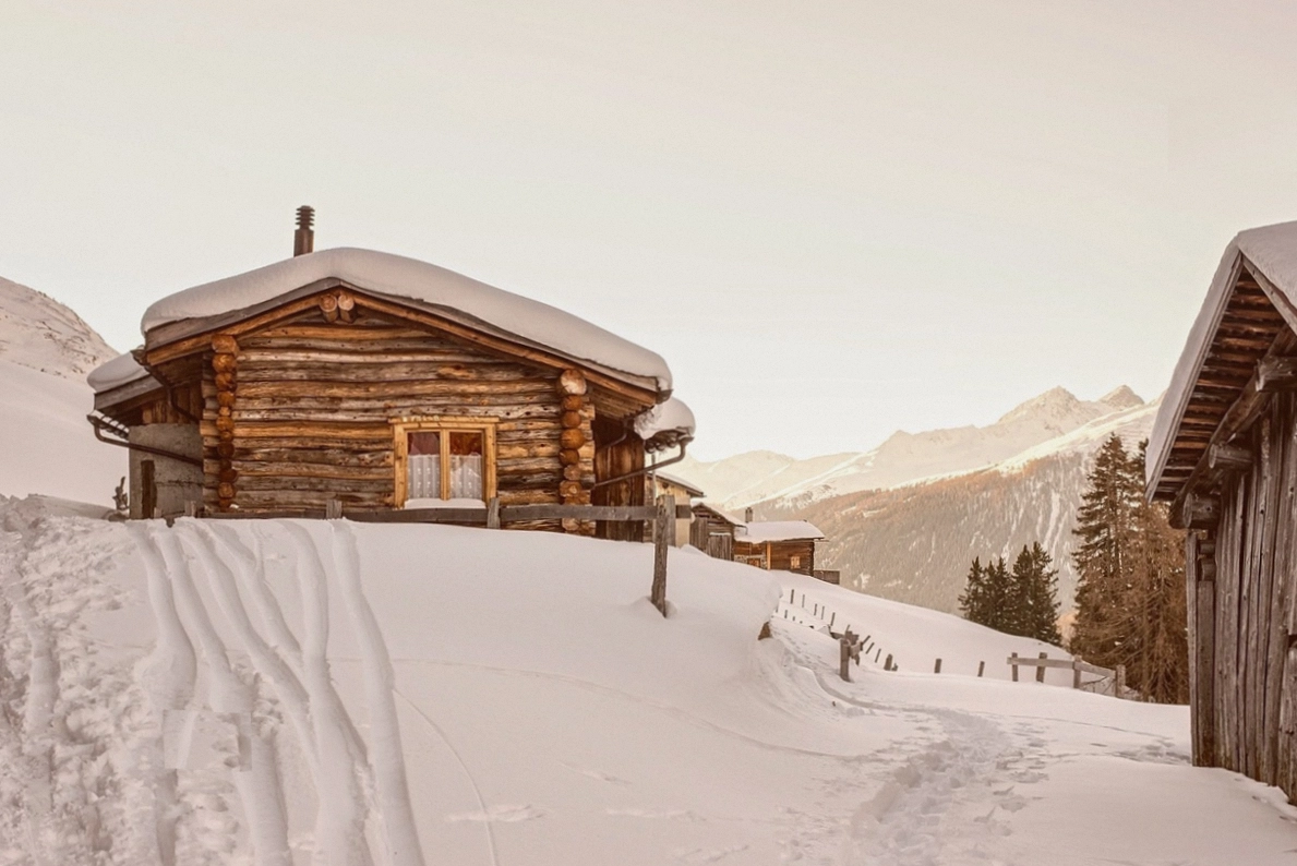 Cedar sauna and bathhouse constructed by Timberapex
